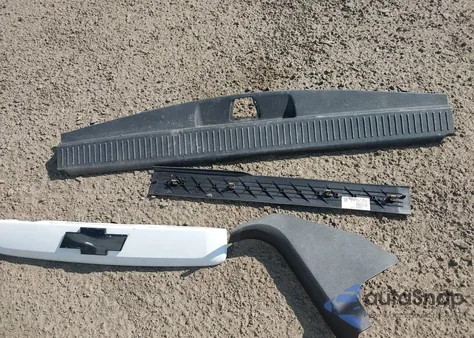 2011 Chevrolet Suburban 2500 Ls z USA, uszkodzony, nr VIN 1GNWKLEG5BR151353